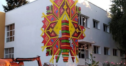 Български шевици грейнаха върху фасадата на детска градина в София